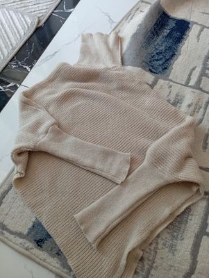 Теплый свитер, совсем новая.
