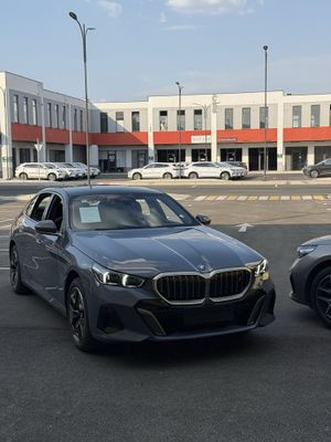 Bmw i5 35L v nalichii