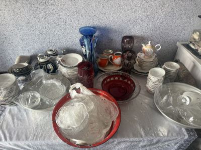 Посуда: чайники,пиалы,тарелки,хрусталь.