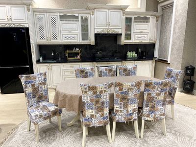 Продаётся кухонный стол со стульями.