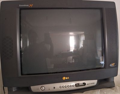 Televizor sotiladi