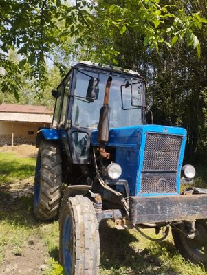 Traktor sotiladi, qóshimcha ikkita orqa balonlar bilan