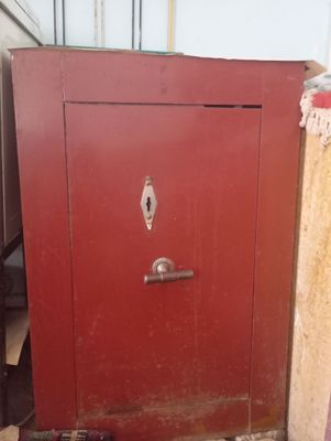 Срочно продаётся два сейфа