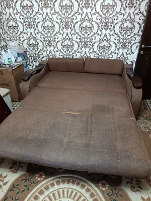 Divan sotiladi. Продаётся диван.