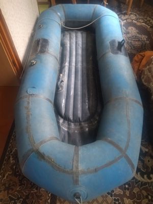 Подаю надувную резиновую лодку
