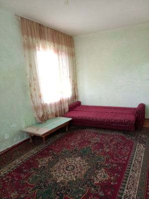 6-мкр.,Лавита томонда жойлашган 1 хонали квартира ижарага берилади