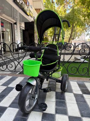 Детская велоколяска в магазине.