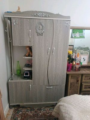 detskiy kravat va shkafchasi sotiladi