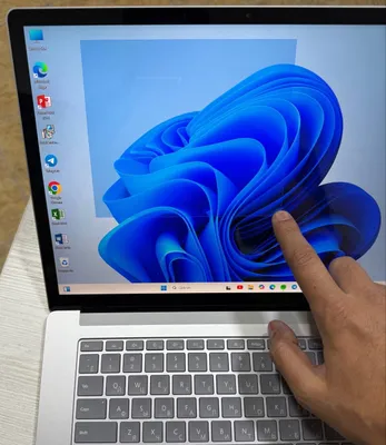 Microsoft surfeys loptop 3 15 duyum 2k sensir ekanli Macbukka raqobat