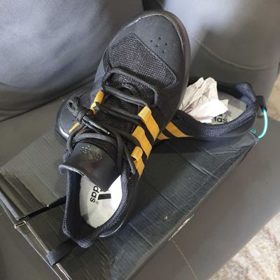 Krossovki adidas