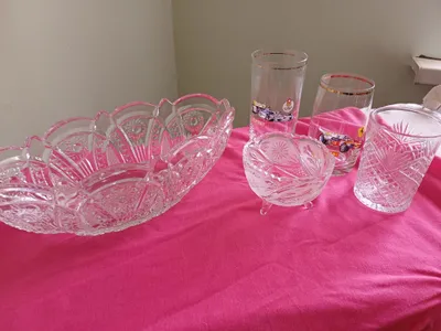 Хрустальные стаканы и ваза лодочка