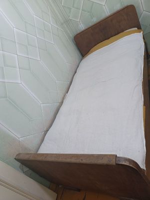 Срочно!!!Продам старинную дубовую кровать в хорошем состоянии