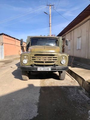 Zil 138A bortli yuk mashinasi