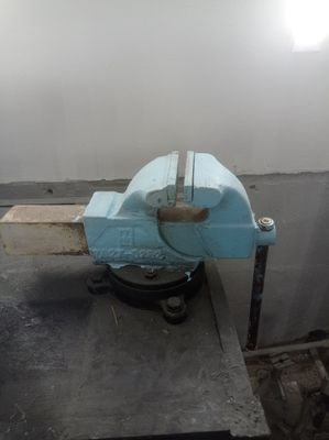 Продаю тиски с рабочим столом