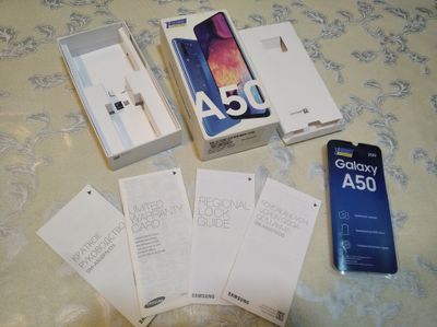 Упаковка от телефона Samsung Galaxy A50.