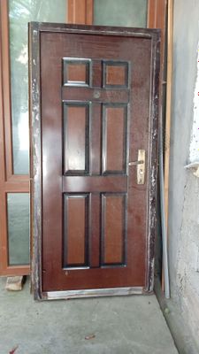 Eshik sotiladi holati yaxshi rasmda chang bo‘gan