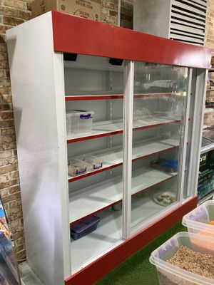 Витринный холодильник большой