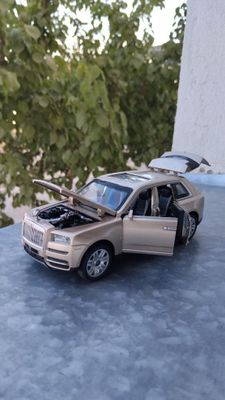 "Rolls Royce Cullinan" 1:32 modelka