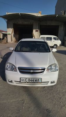 Lacetti 1.8 sotiladi