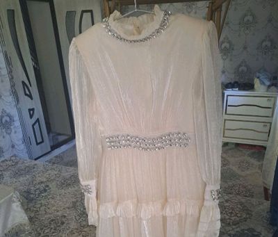 Qaymoq rang vecherniy ko'ylak,  razmer L . 300.000