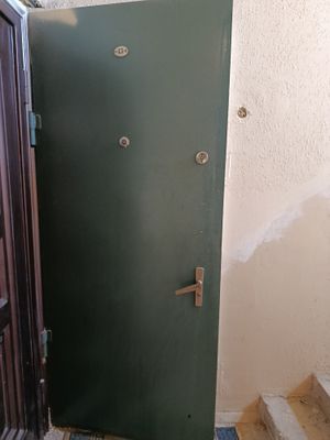 Продается железный дверь б/у а также межкомнатные двери