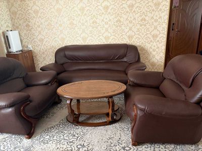 Продам диван и 2 кресла из эко кожи + журналный столик