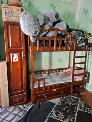 двухэтажная кровать и в комплекте шкаф маленький