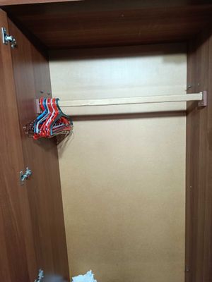 СРОЧНО ПРОДАЕТСЯ КОМПЛЕКТ спальной гарнитуры шкаф, кровать, стол и т.д