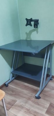Срочно продаю стол для компьютера и кранштейн
