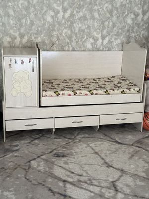 Детский кровать.