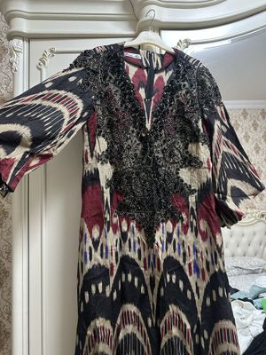 женская платье со стразами очень красивая размер 50 в нашем размере це