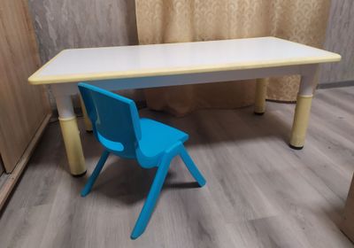 Детский стол со стулом