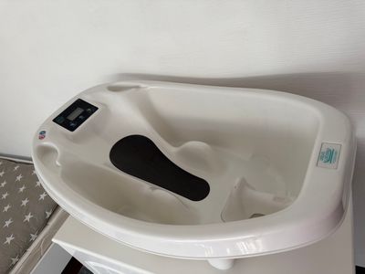 Детская ванночка Aqua Scale с термометром и весами