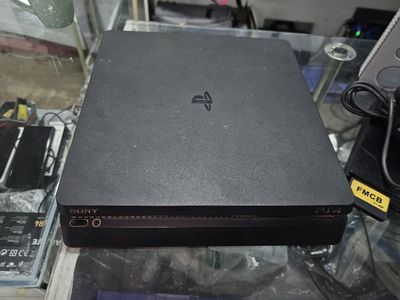 Продается игровой консол Sony Playstation 4 slim 672