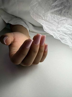 Маникюр и наращивание ногтей в салоне