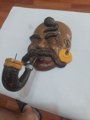 На стене подсветка