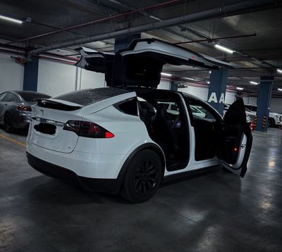 Срочна Tesla Model X