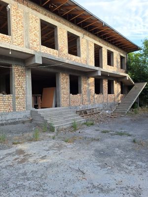 Курилиш битмаган бино сотилияпти.