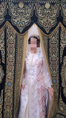 600 ming koʻylak yaktak diadema bilan birga