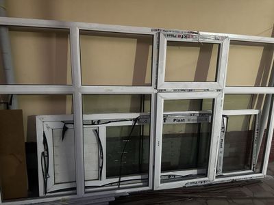 Продам оконую раму akfa