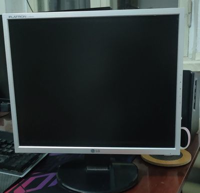 Монитор LG FLATRON 19 дюймов 1280х1024 HD