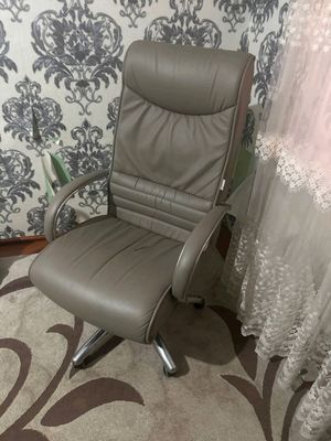 ofis uchun kreslo va velisopdli tranajor