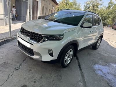 KIA Sonet белого цвета