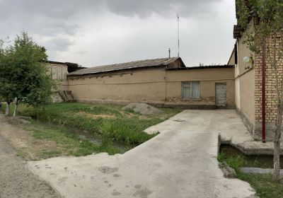 Chista quruvchilaga qizu yer, ikta ko’chaga qaragan 8,4 sotix.