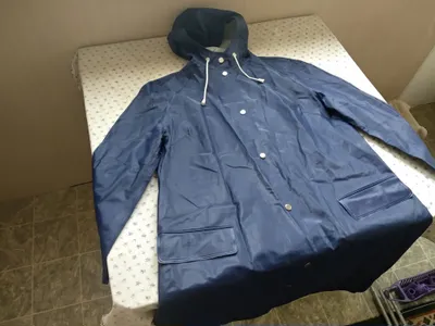 Дождевик с капюшоном.