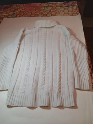 Свитерок для девочки белый.