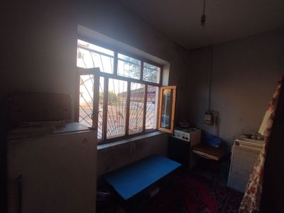 Продаётся 1-комнатная. В центре, между универ и поликлиникой