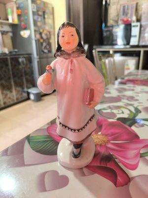 Фарфоровая статуэтка.