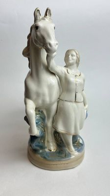 Фарфоровая статуэтка колхозница с конем старая Гжель большая