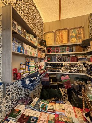 Chorsu bozorida yangi qurilgan magazin ichidagi tavlari bilan sotildi